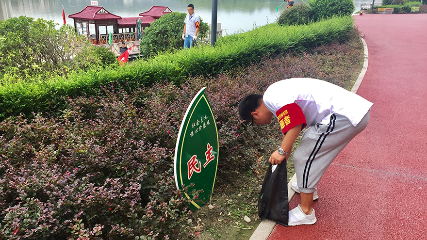 城區(qū)河道環(huán)境衛(wèi)生清理志愿服務 (3)