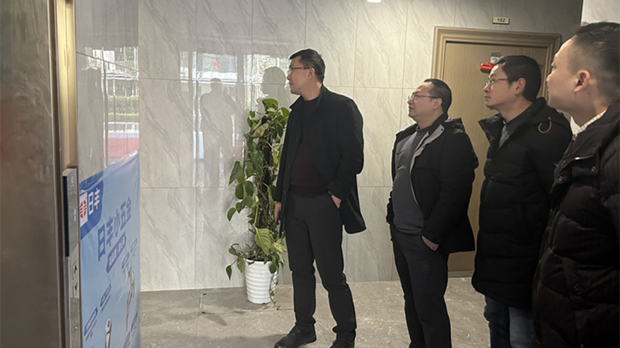 圖四：集團黨委委員、副總經(jīng)理余佰宣督導(dǎo)綿投置地安全工作