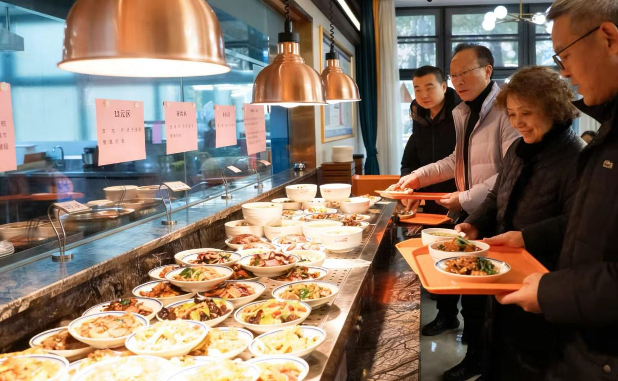 小碗菜里惠民生！人大代表點贊東津酒店親民服務(wù)